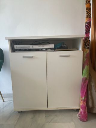 Mueble TV blanco con ruedas