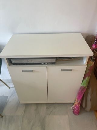 Mueble TV blanco con ruedas