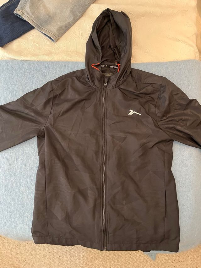 Cortavientos negro con capucha