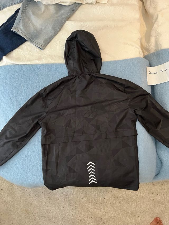 Cortavientos negro con capucha