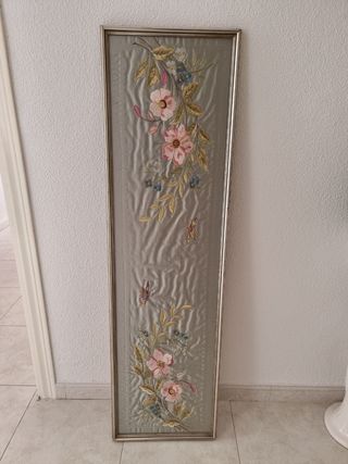 Cuadro de flores bordadas a mano. De seda. Antiguo