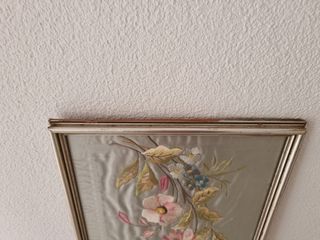 Cuadro de flores bordadas a mano. De seda. Antiguo