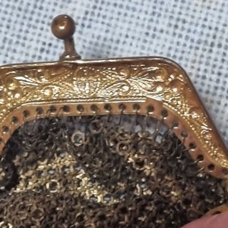 Monedero antiguo de malla metálica (años 1920 apro