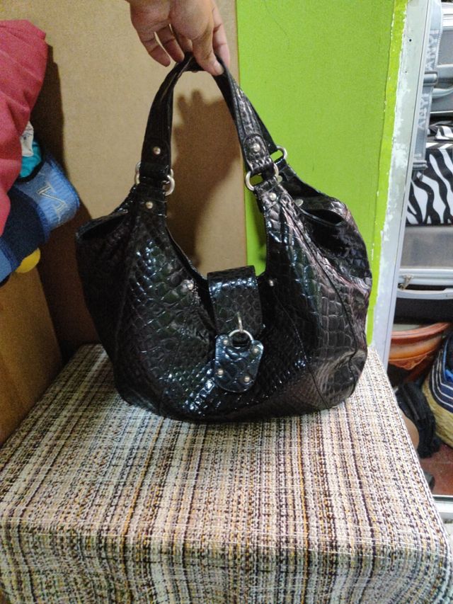Bolso negro piel efecto cocodrilo