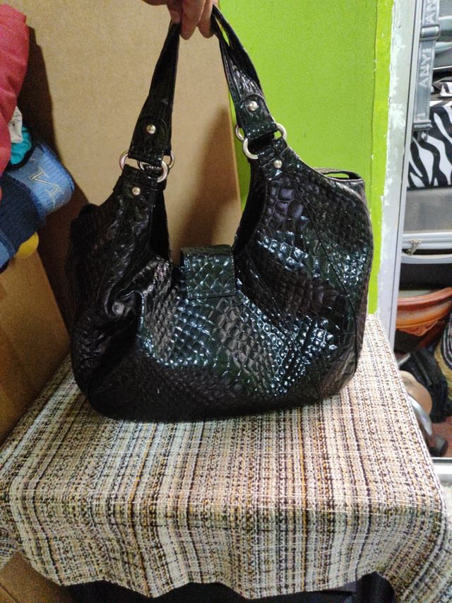 Bolso negro piel efecto cocodrilo
