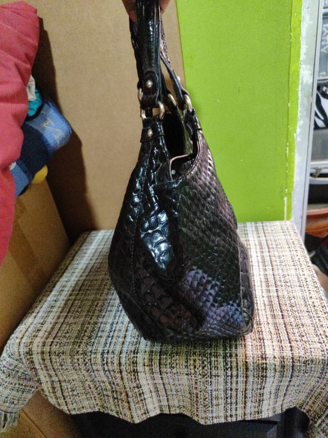 Bolso negro piel efecto cocodrilo