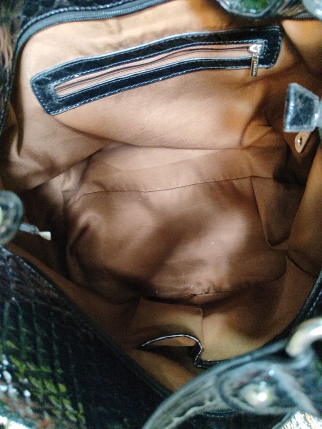 Bolso negro piel efecto cocodrilo