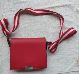 Bolso rojo bandolera con correa de rayas