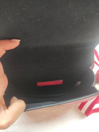 Bolso rojo bandolera con correa de rayas