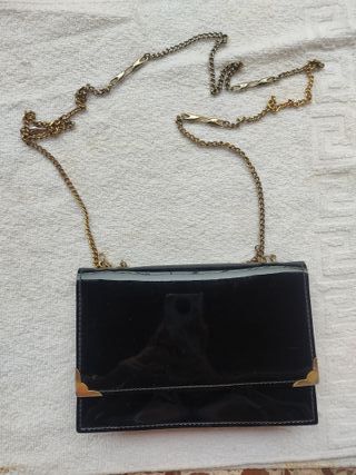  Bolso de charol negro con cadena dorada 