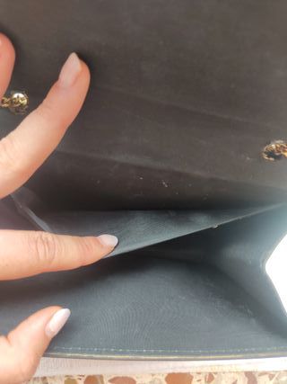  Bolso de charol negro con cadena dorada 