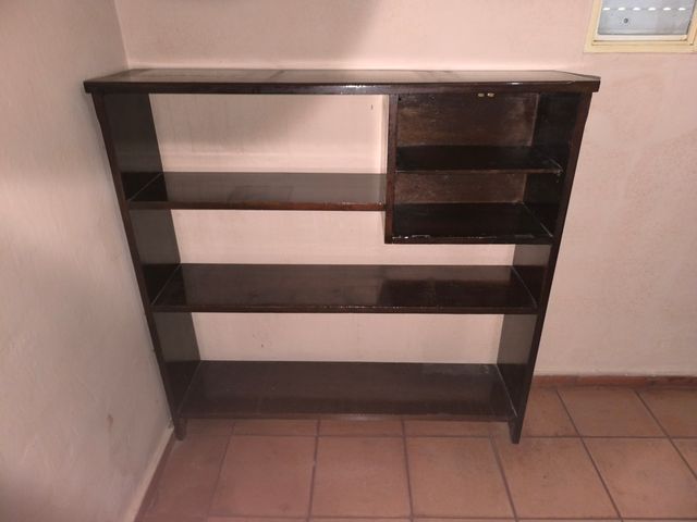 Librería madera antigua con más de 100 libros