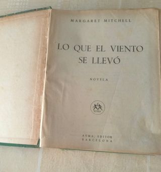 Librería madera antigua con más de 100 libros 