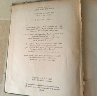 Librería madera antigua con más de 100 libros 