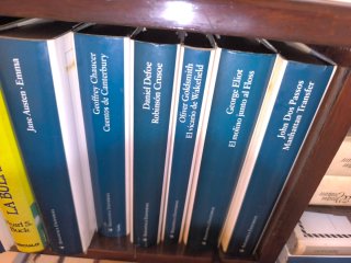 Librería madera antigua con más de 130 libros