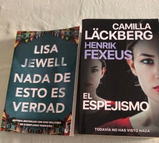 Librería madera antigua con más de 130 libros