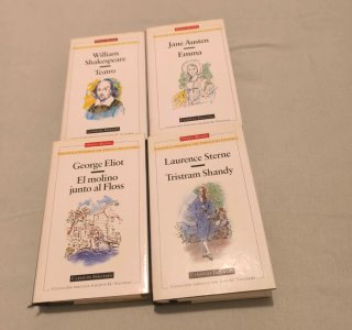 Librería madera antigua con más de 150 libros
