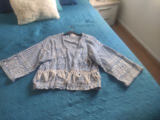 Chaqueta boho Zara azul y blanca
