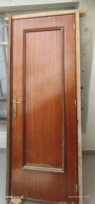 Puerta madera maciza con marco