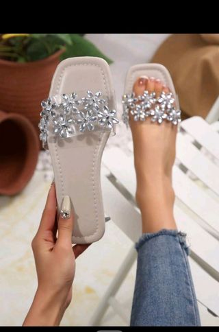 Sandalias planas beige con pedrería