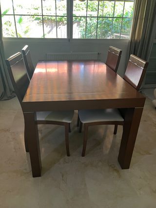 Mesa se comedor y 4 sillas