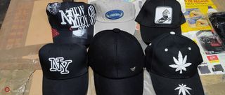 Gorras y bolso bandolera negros