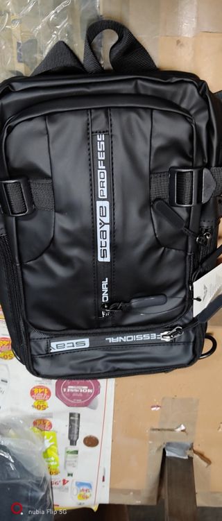 Gorras y bolso bandolera negros