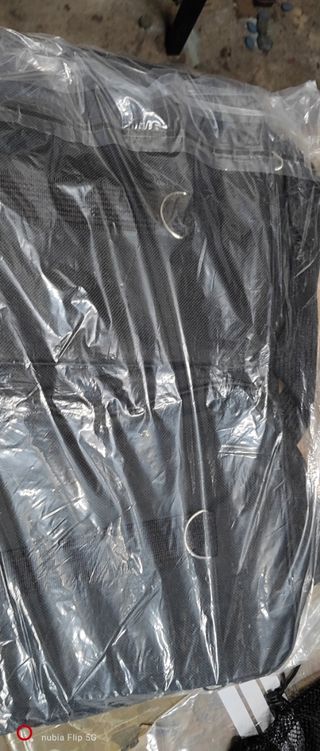 Gorras y bolso bandolera negros