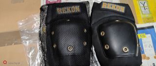 Gorras y bolso bandolera negros