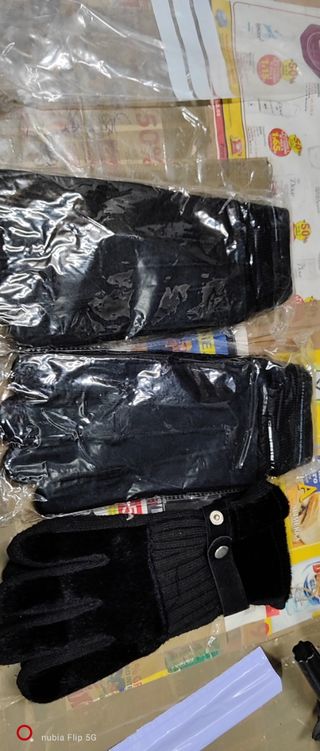 Gorras y bolso bandolera negros