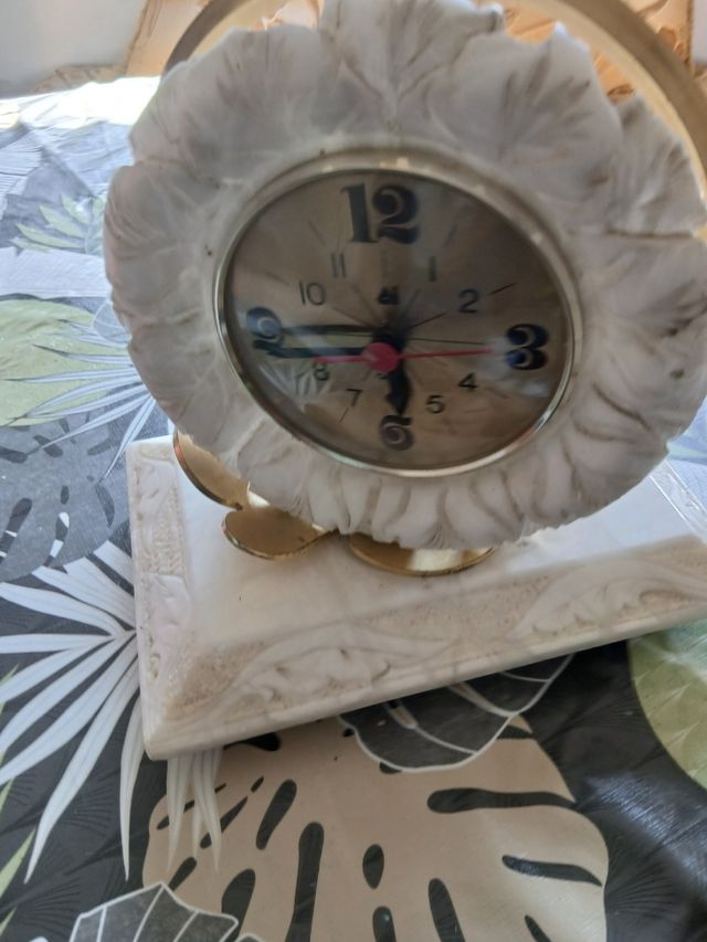 Reloj de sobremesa dorado y blanco