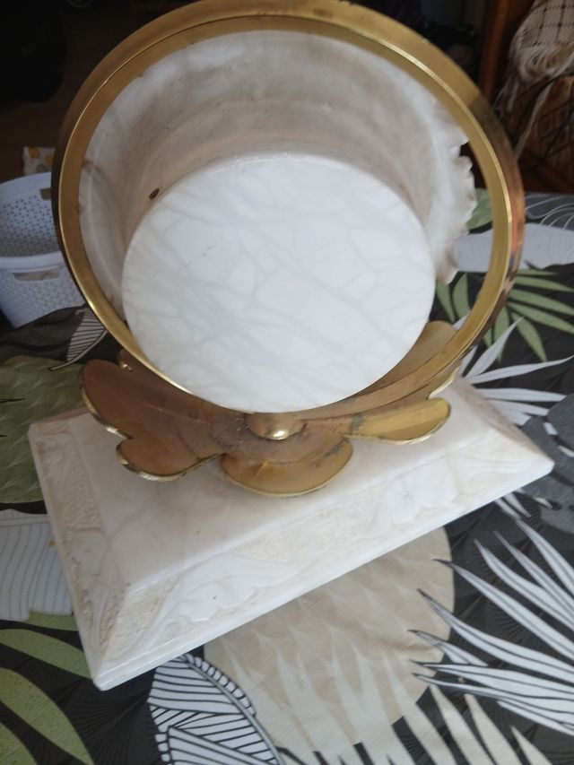 Reloj de sobremesa dorado y blanco