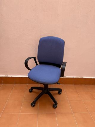 Silla oficina giratoria azul, regulable en altura