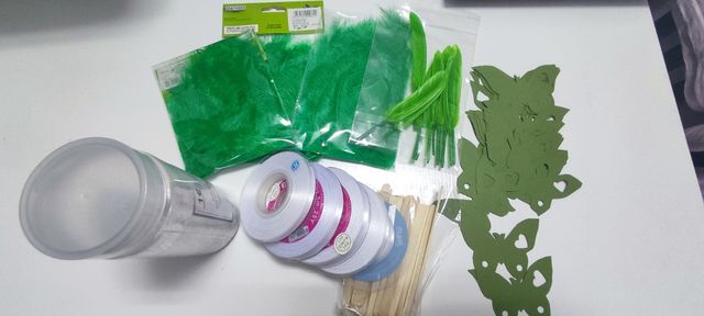 Lote, Plumas verdes y lazos blanco 