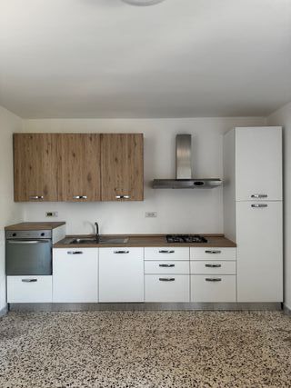 Cucina componibile bianca e legno