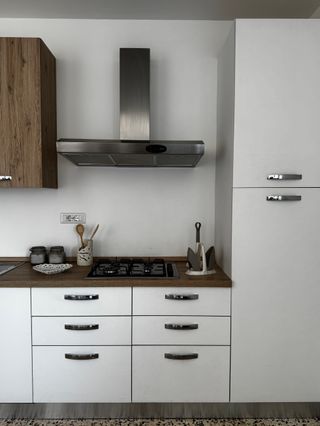 Cucina componibile bianca e legno
