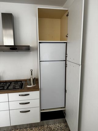 Cucina componibile bianca e legno