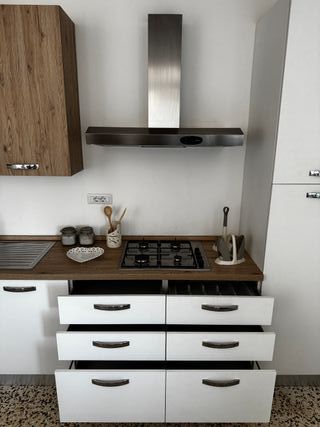 Cucina componibile bianca e legno