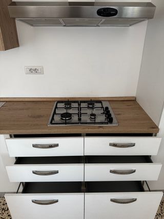 Cucina componibile bianca e legno
