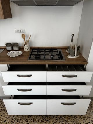 Cucina componibile bianca e legno