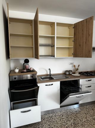 Cucina componibile bianca e legno