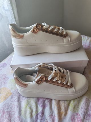 Zapatillas plataforma doradas y blancas