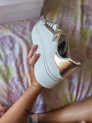 Zapatillas plataforma doradas y blancas