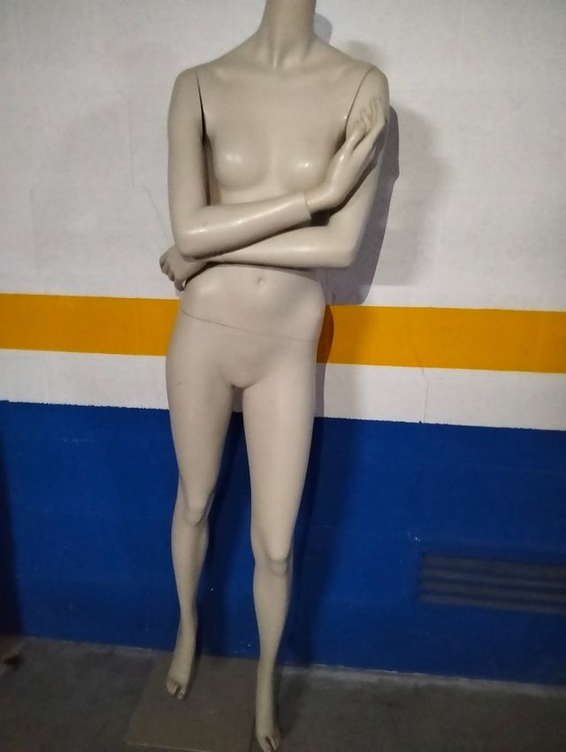 Manequim feminino bege