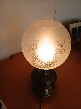 Lámpara antigua de mesa - dorada y blanca