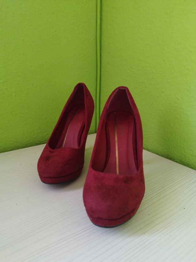 Tacones rojos de ante