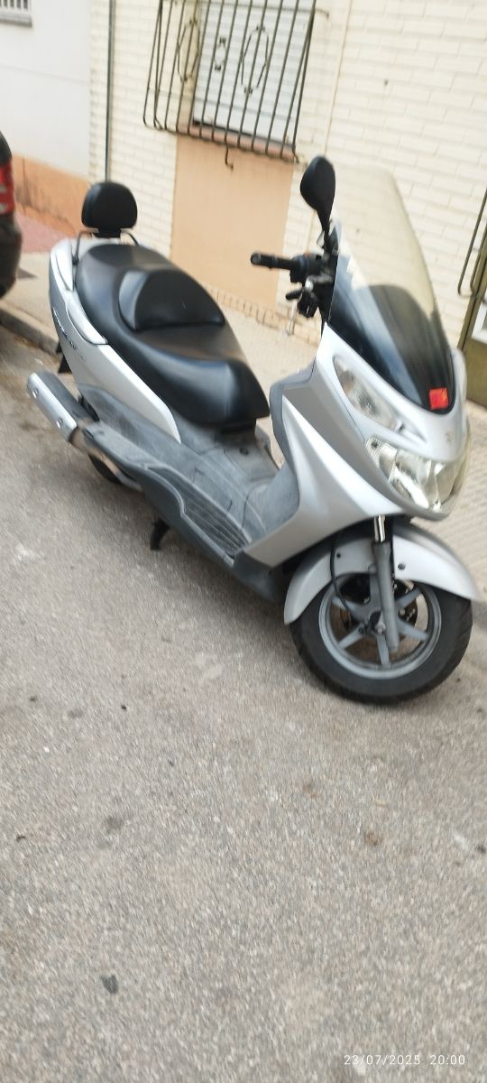 Suzuki Burgman 125cc - Scooter