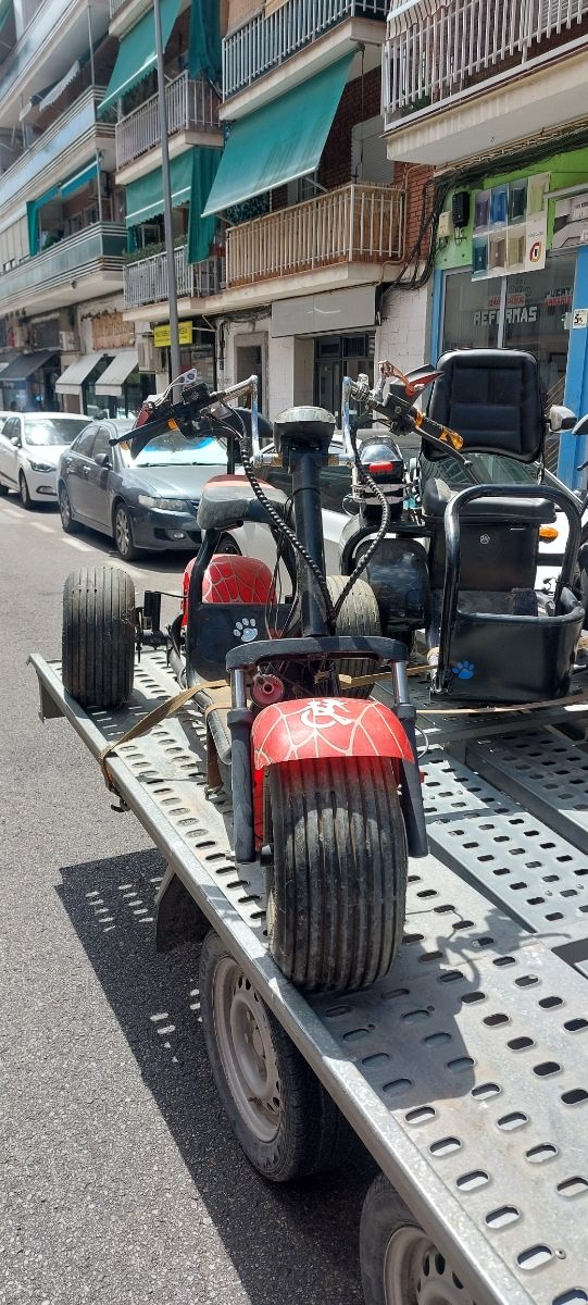 se venden tres motos o triciclos eléctricos