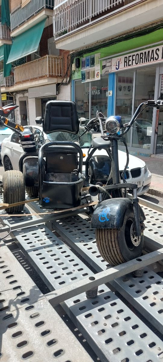 se venden tres motos o triciclos eléctricos
