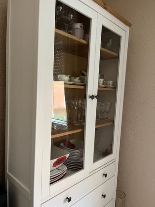 Vitrina Hemnes Ikea . el precio no es negociable .